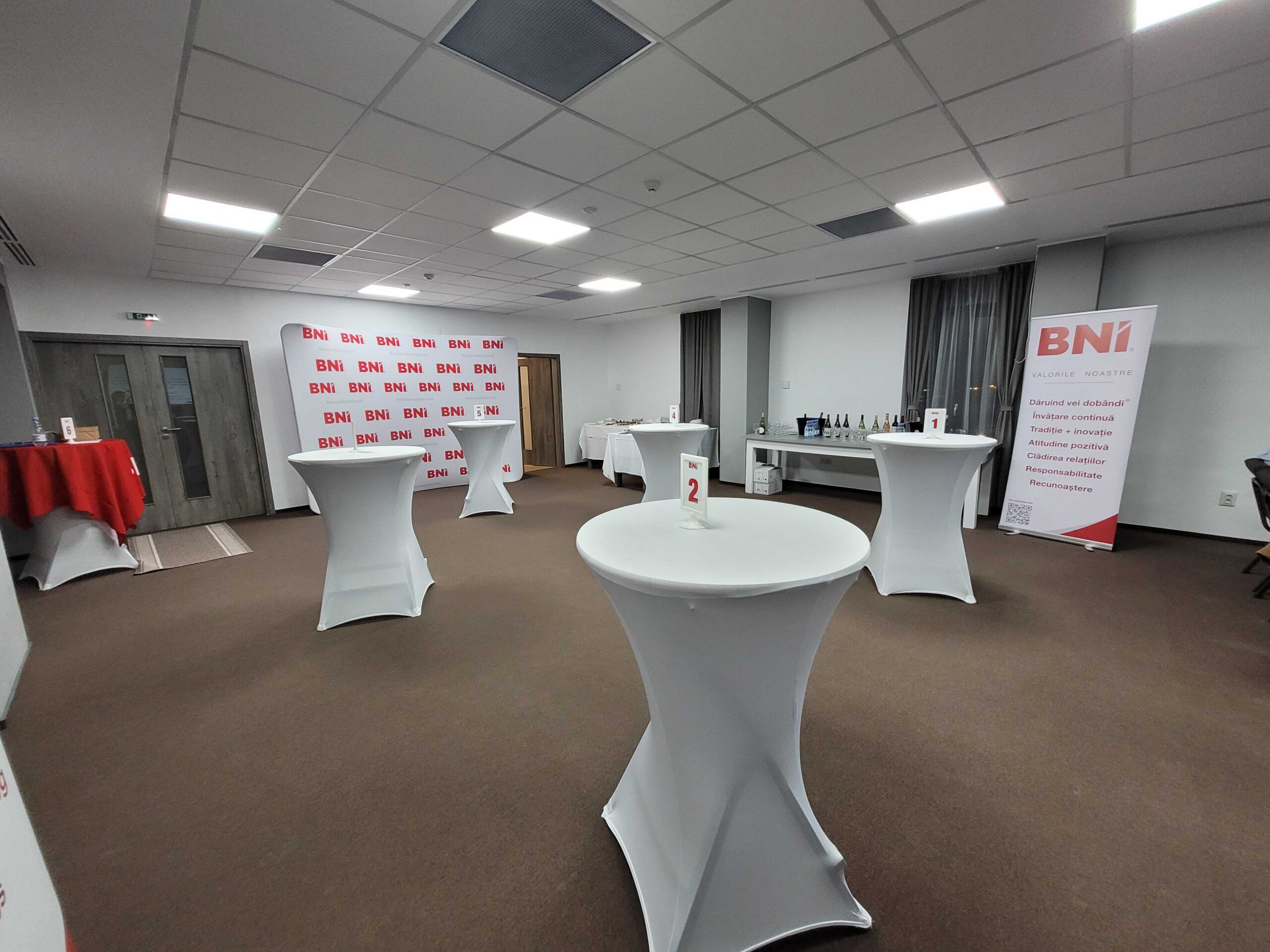 koktel_asztal_feher_huzat-(1)_optimized